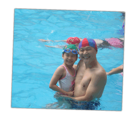 彭野和女儿游泳